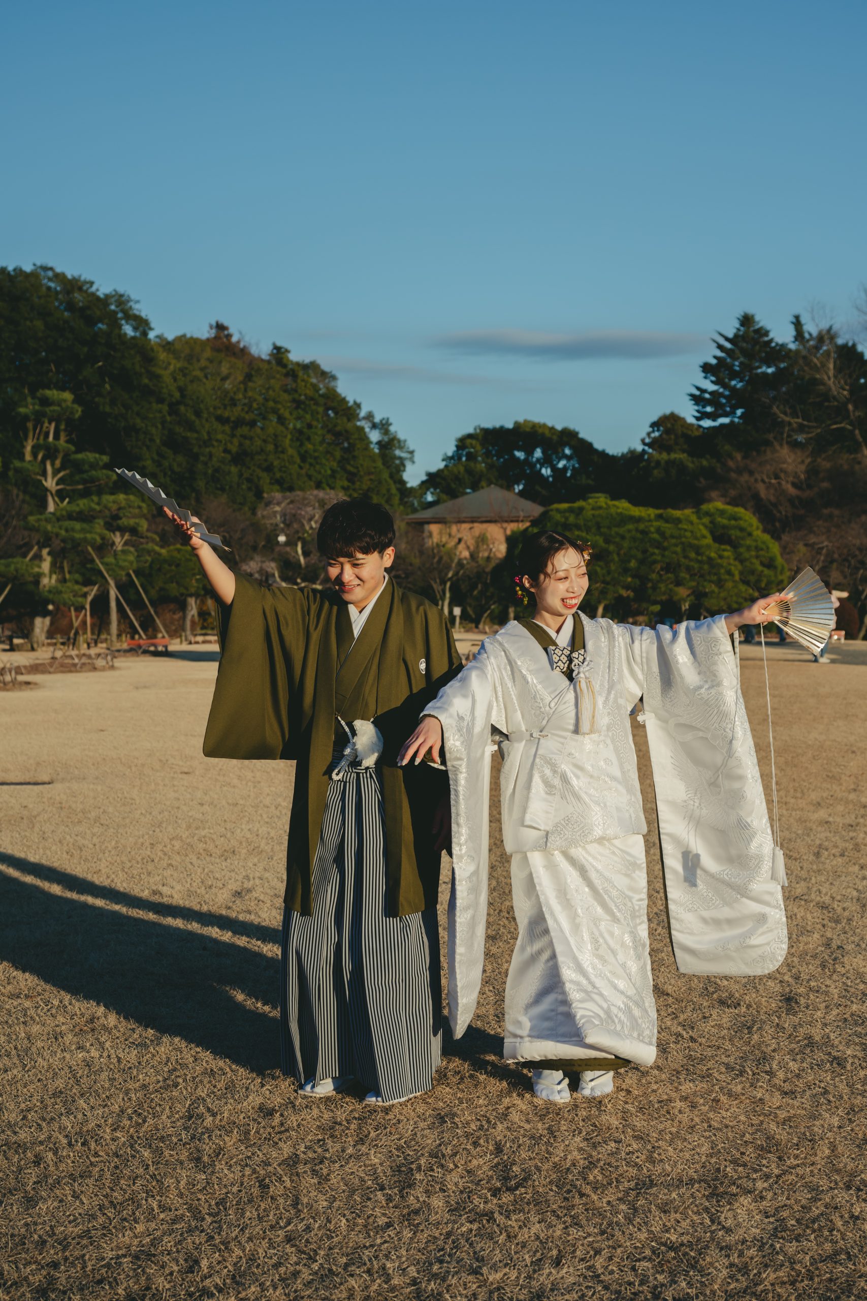 茨城での結婚式前撮りロケーション撮影で笑顔を見せる新郎新婦