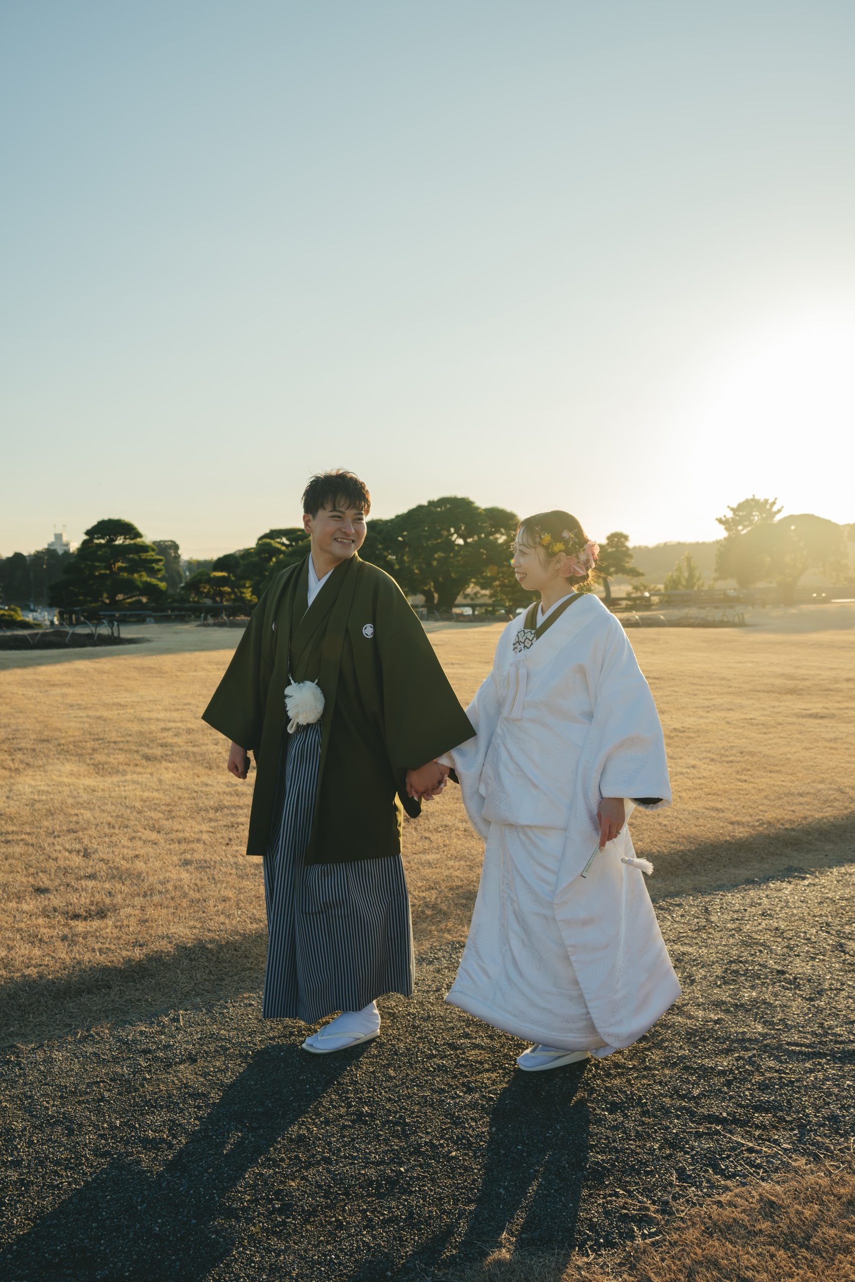茨城での結婚式前撮りロケーション撮影で笑顔を見せる新郎新婦