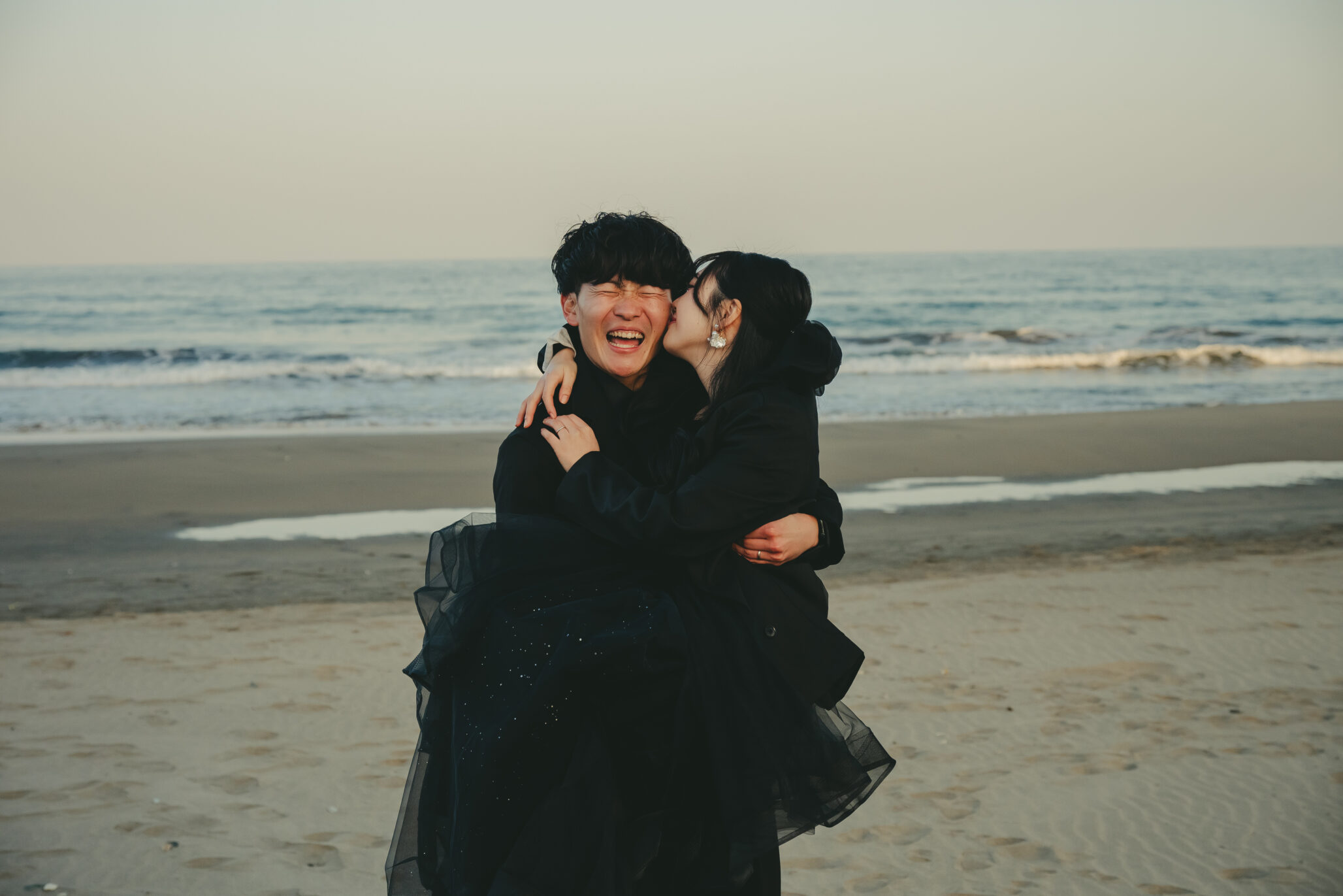 茨城での結婚式前撮りロケーション撮影で笑顔を見せる新郎新婦
