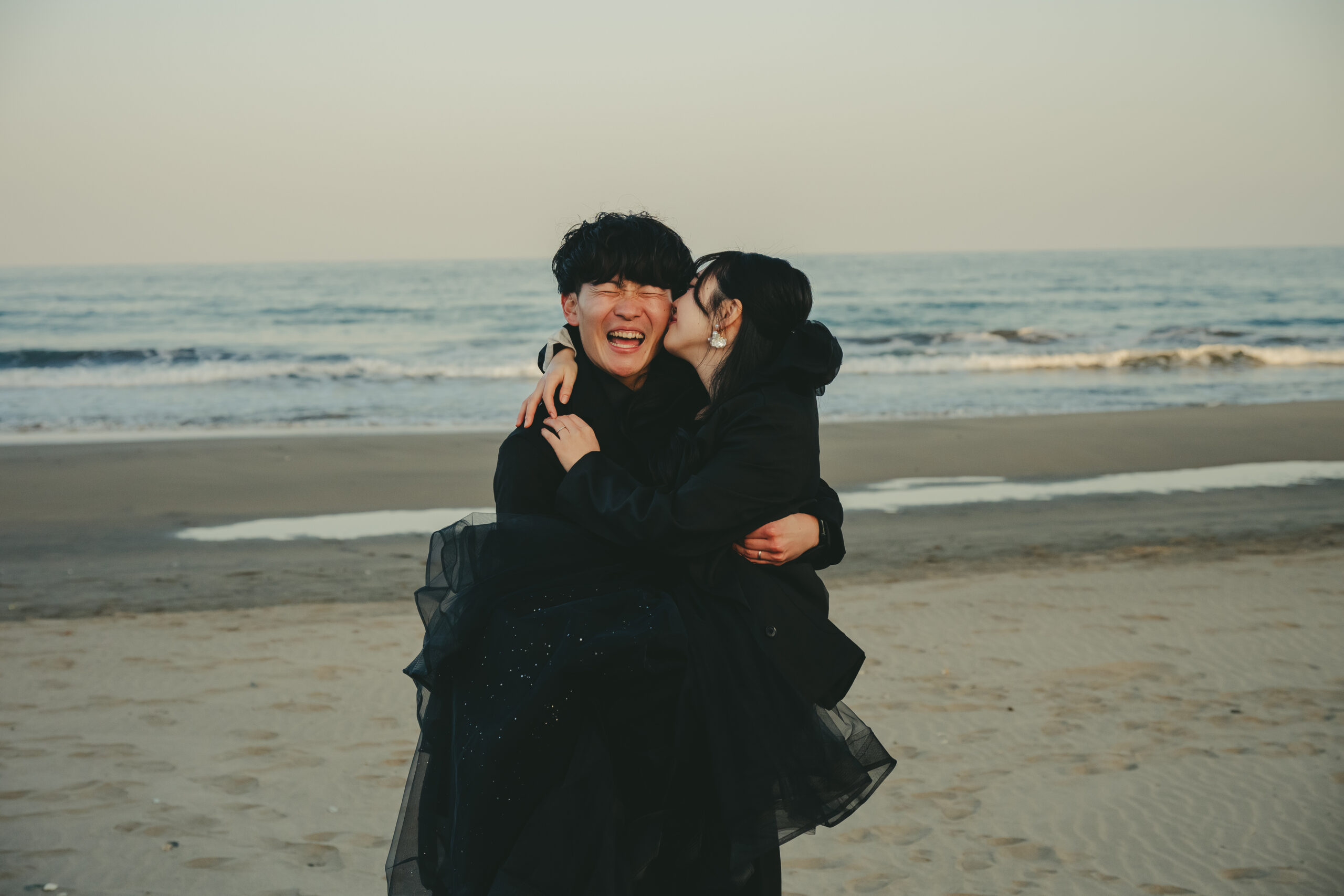 茨城での結婚式前撮りロケーション撮影で笑顔を見せる新郎新婦
