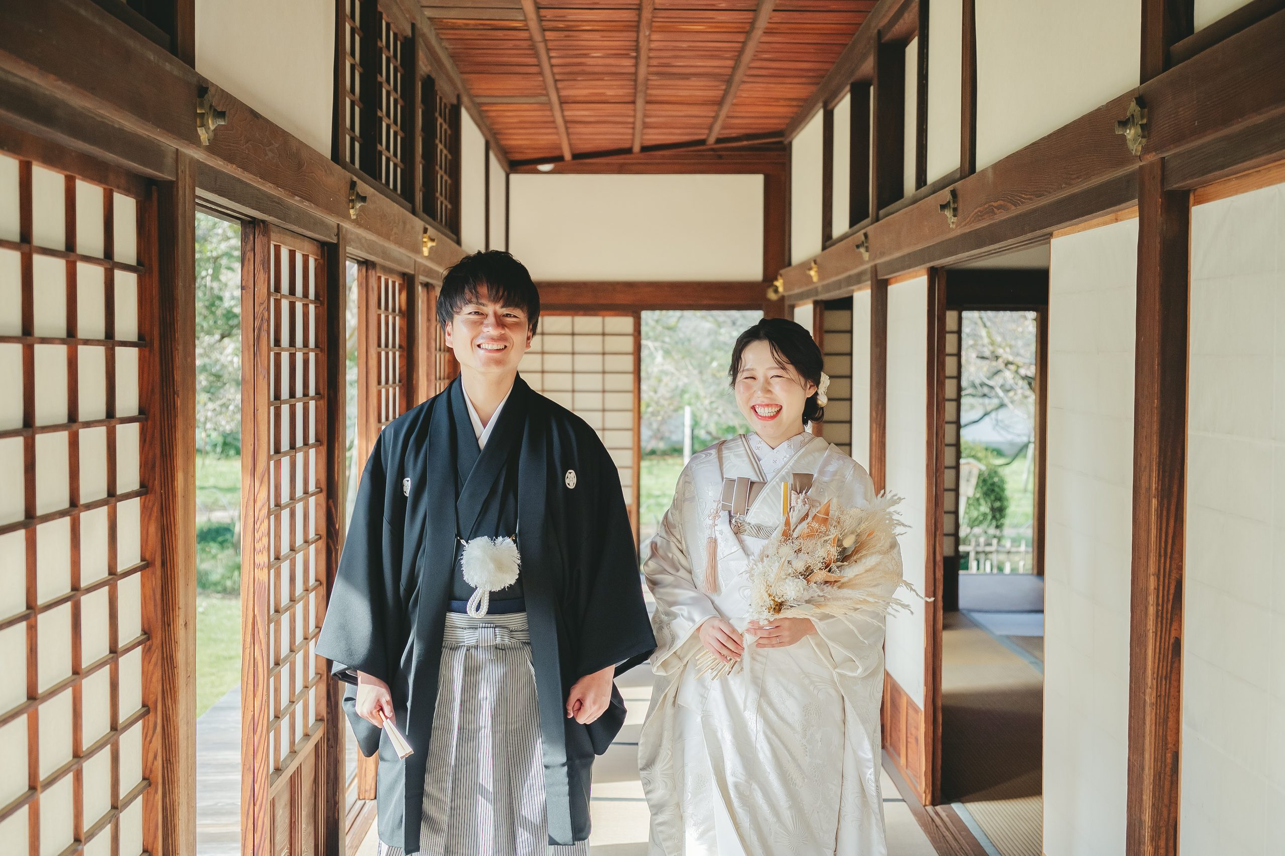 茨城での弘道館で結婚式前撮りロケーション撮影で笑顔を見せる新郎新婦