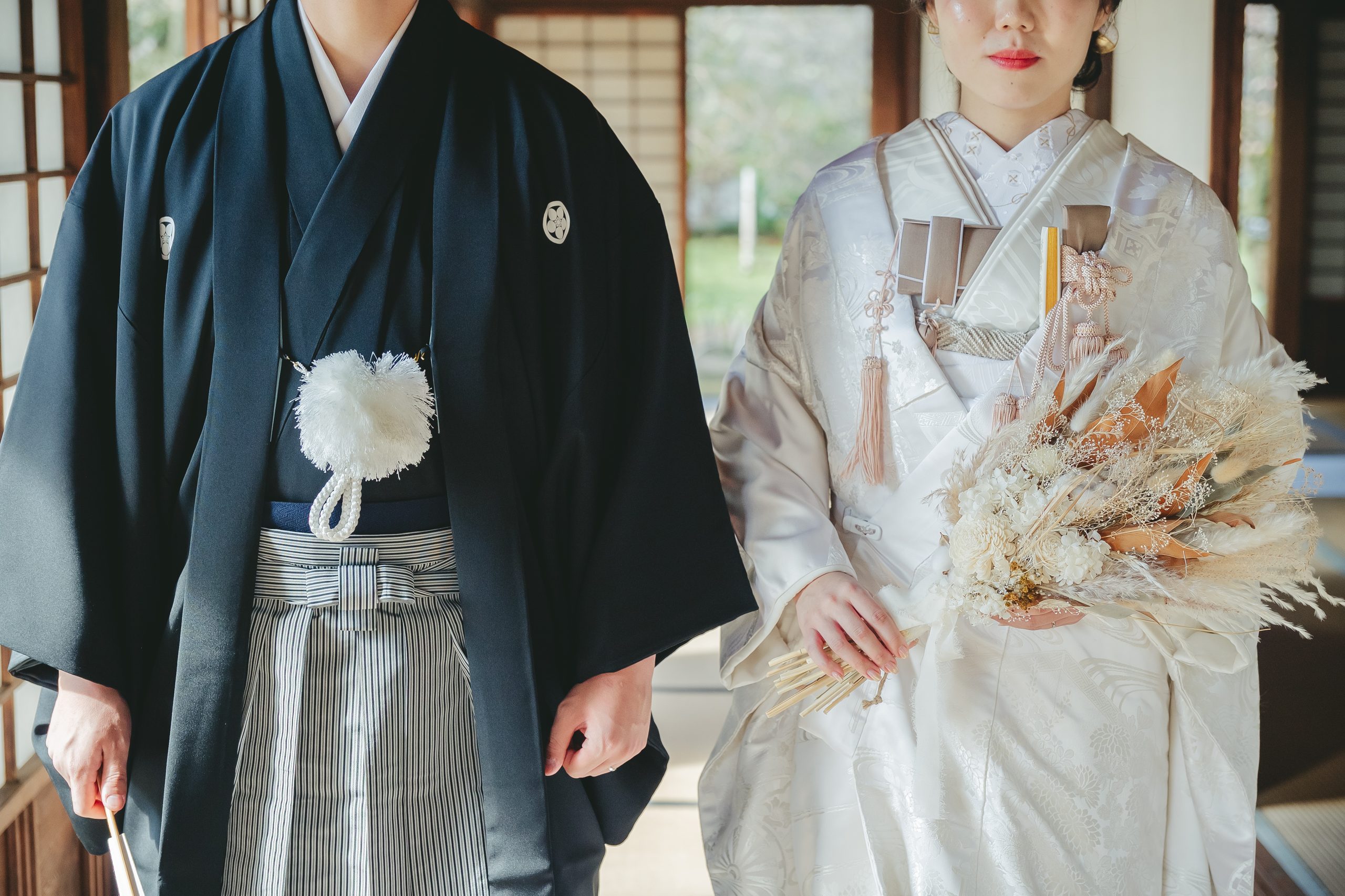 茨城での弘道館で結婚式前撮りロケーション撮影で笑顔を見せる新郎新婦