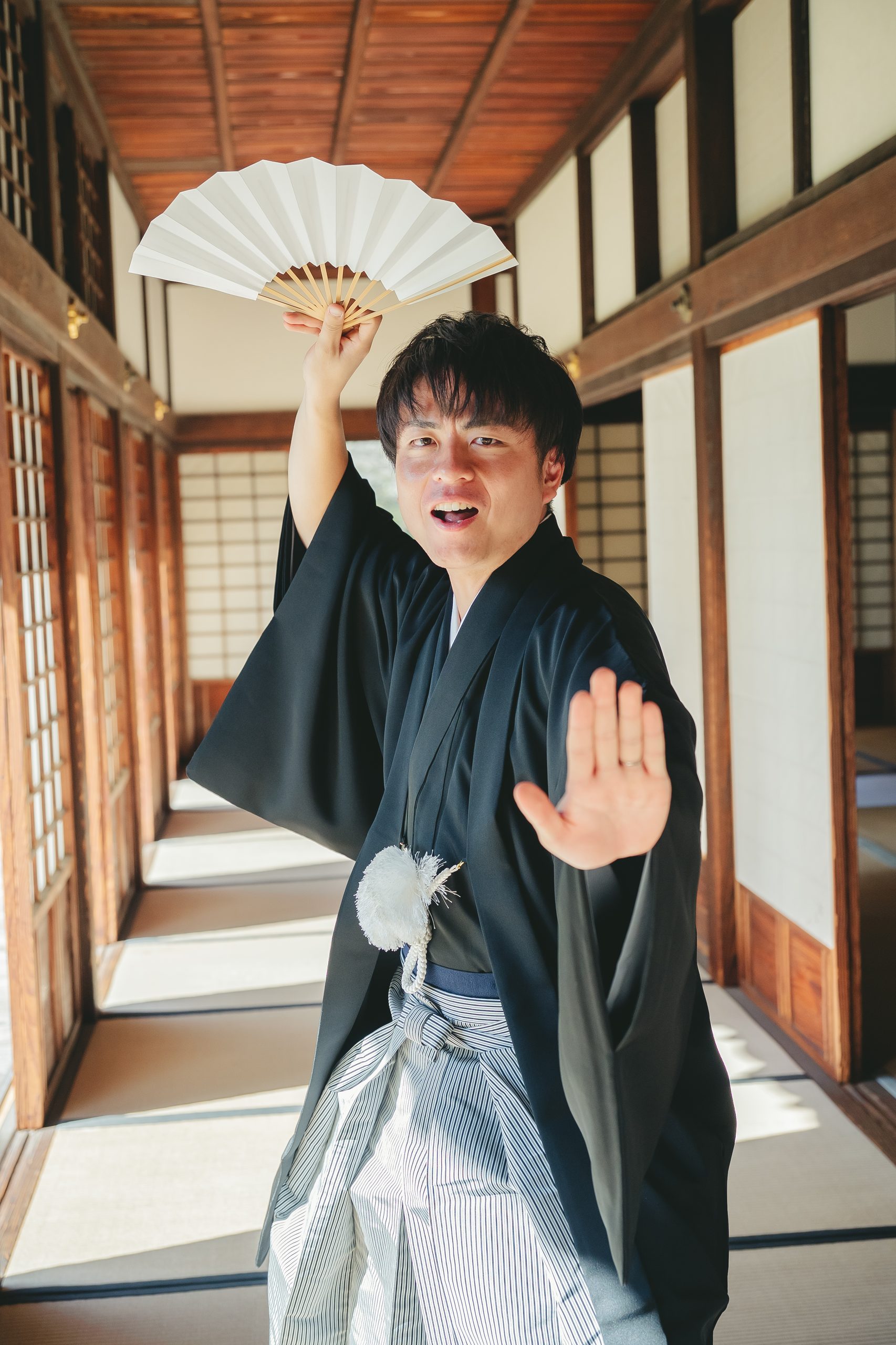 茨城での弘道館で結婚式前撮りロケーション撮影で笑顔を見せる新郎新婦