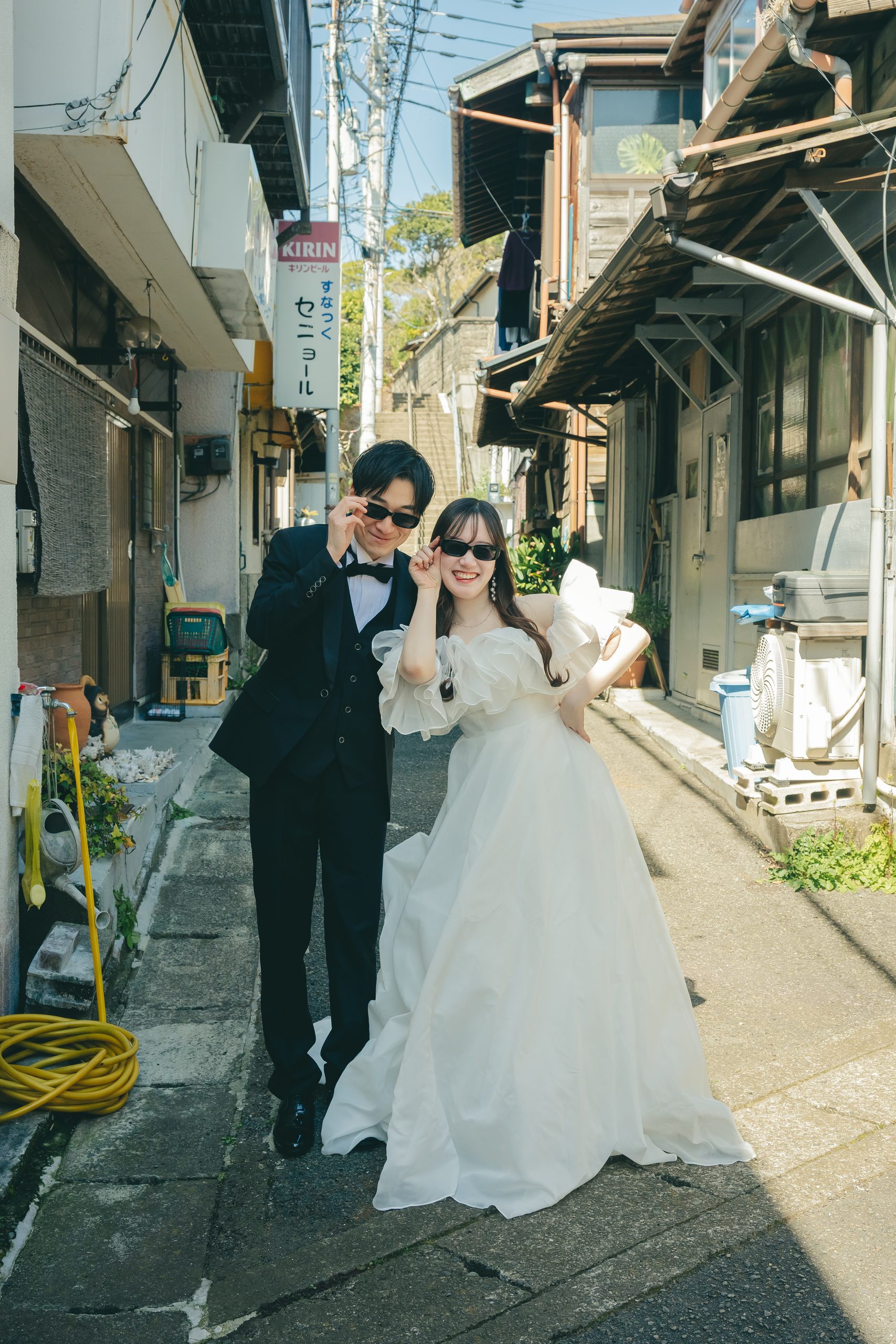神奈川県三崎でのウェディングフォト撮影で笑顔を見せる新郎新婦