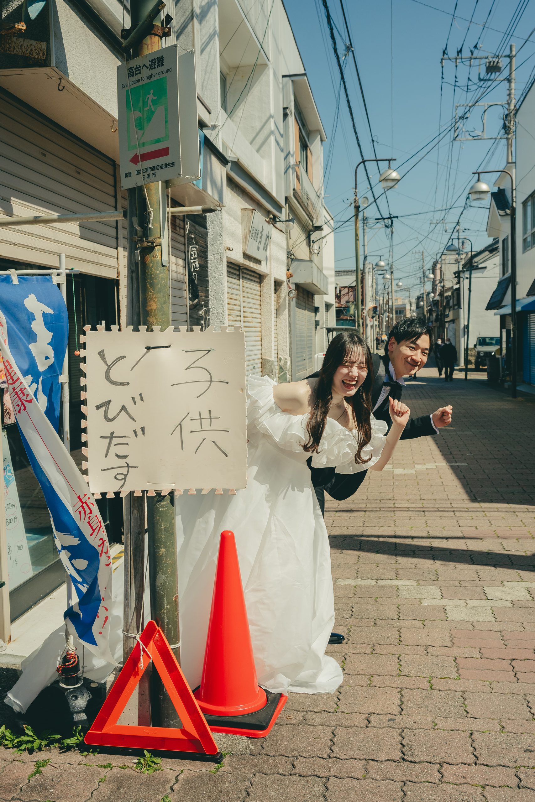 神奈川県三崎でのウェディングフォト撮影で笑顔を見せる新郎新婦