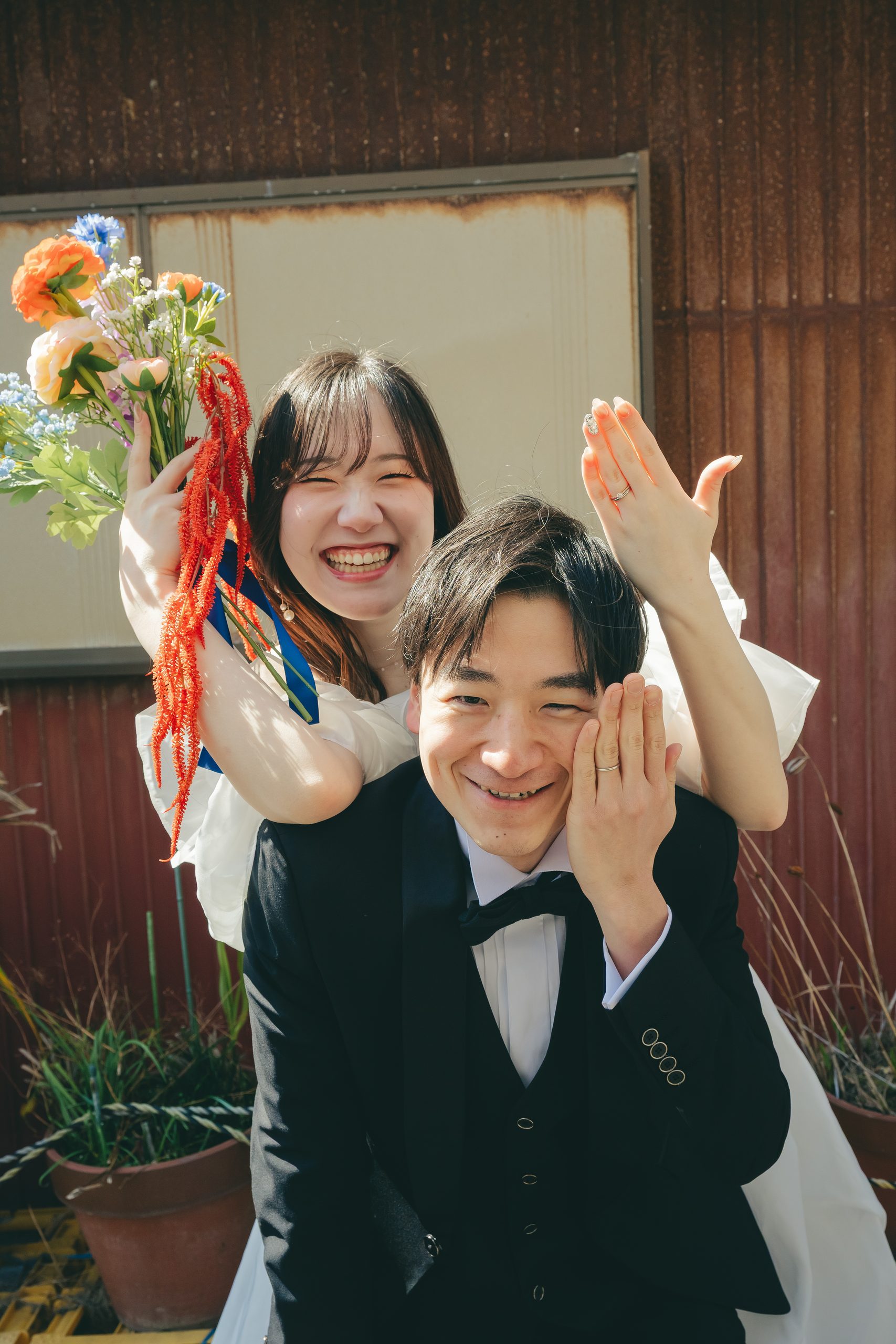 神奈川県三崎でのウェディングフォト撮影で笑顔を見せる新郎新婦