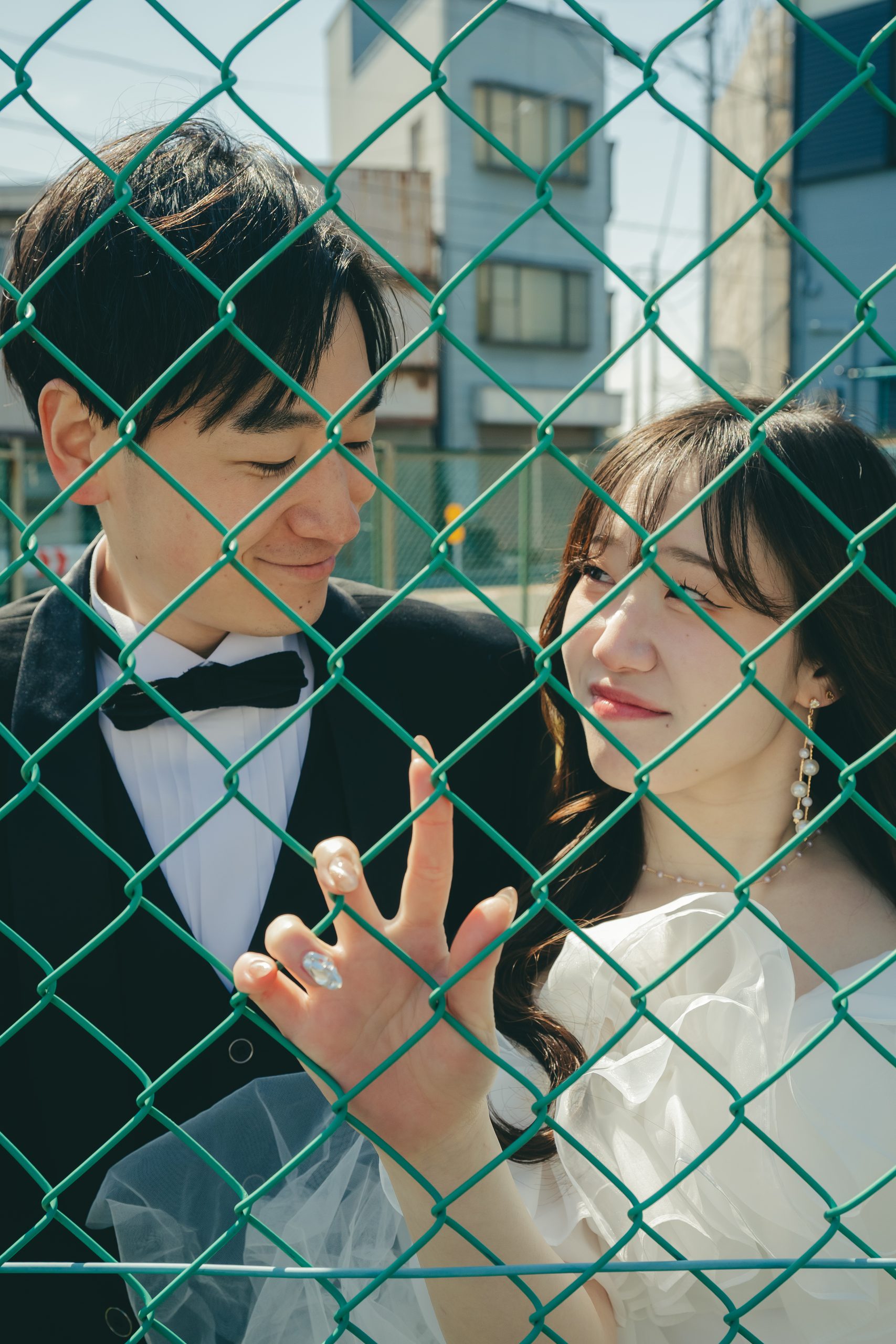 神奈川県三崎でのウェディングフォト撮影で笑顔を見せる新郎新婦