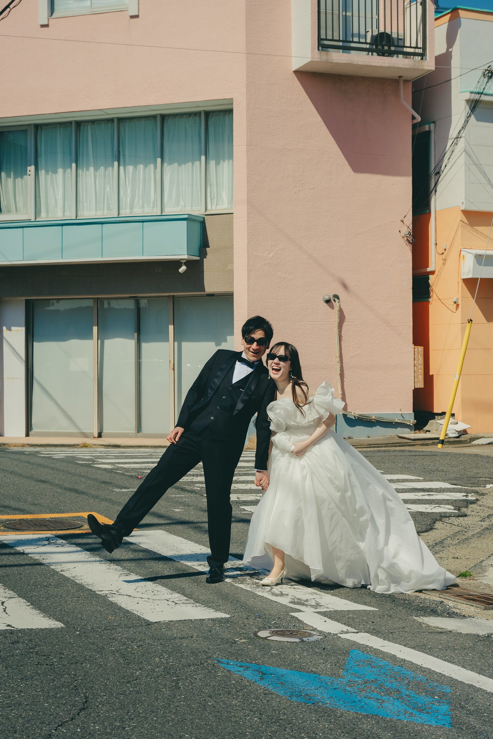 神奈川県三崎でのウェディングフォト撮影で笑顔を見せる新郎新婦