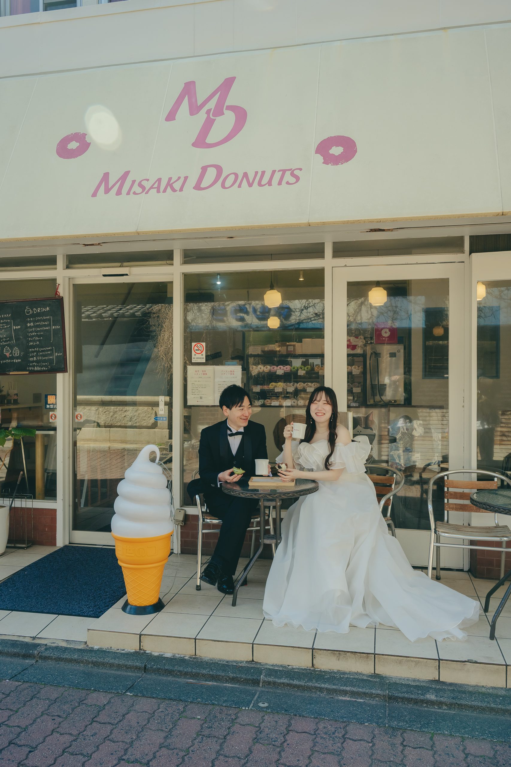 神奈川県三崎でのウェディングフォト撮影で笑顔を見せる新郎新婦