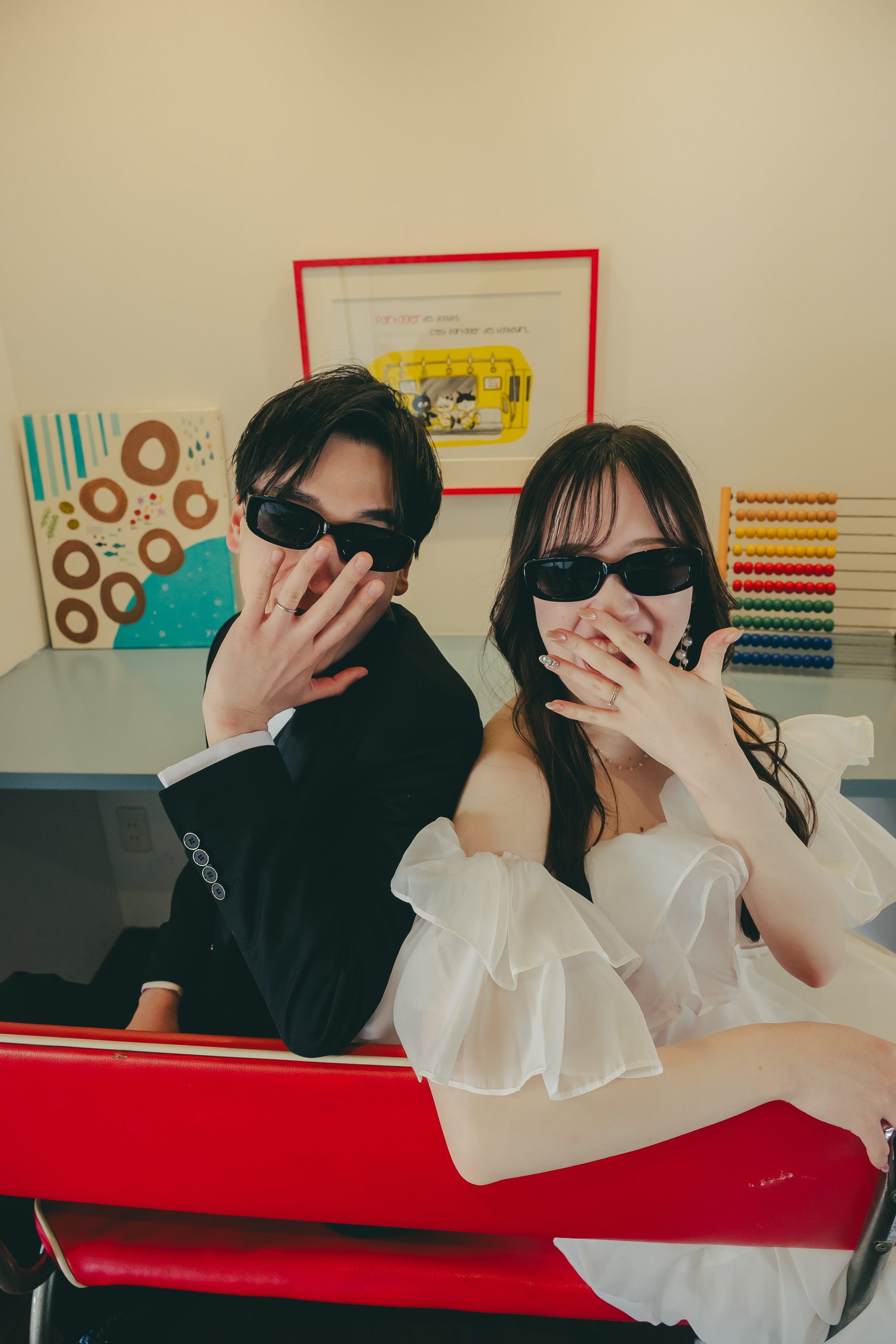 神奈川県三崎でのウェディングフォト撮影で笑顔を見せる新郎新婦