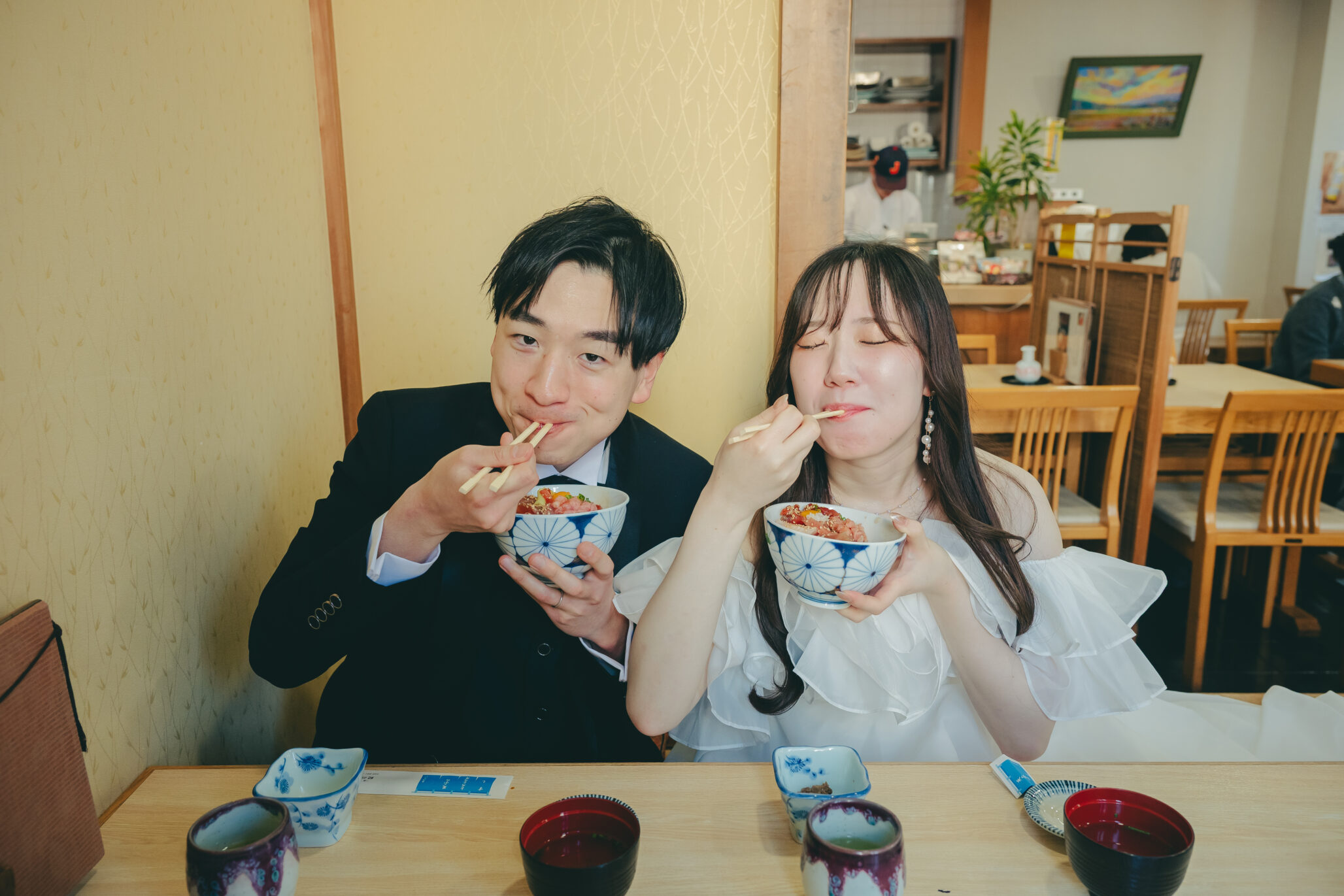 神奈川県三崎でのウェディングフォト撮影で笑顔を見せる新郎新婦