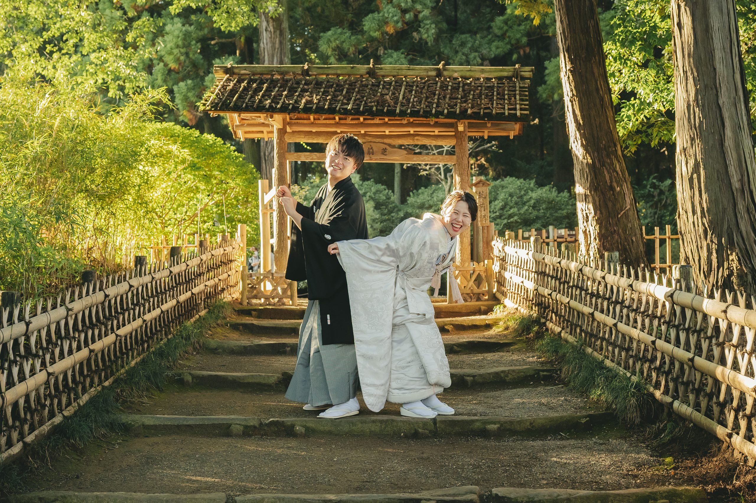 茨城での偕楽園で結婚式前撮りロケーション撮影で笑顔を見せる新郎新婦