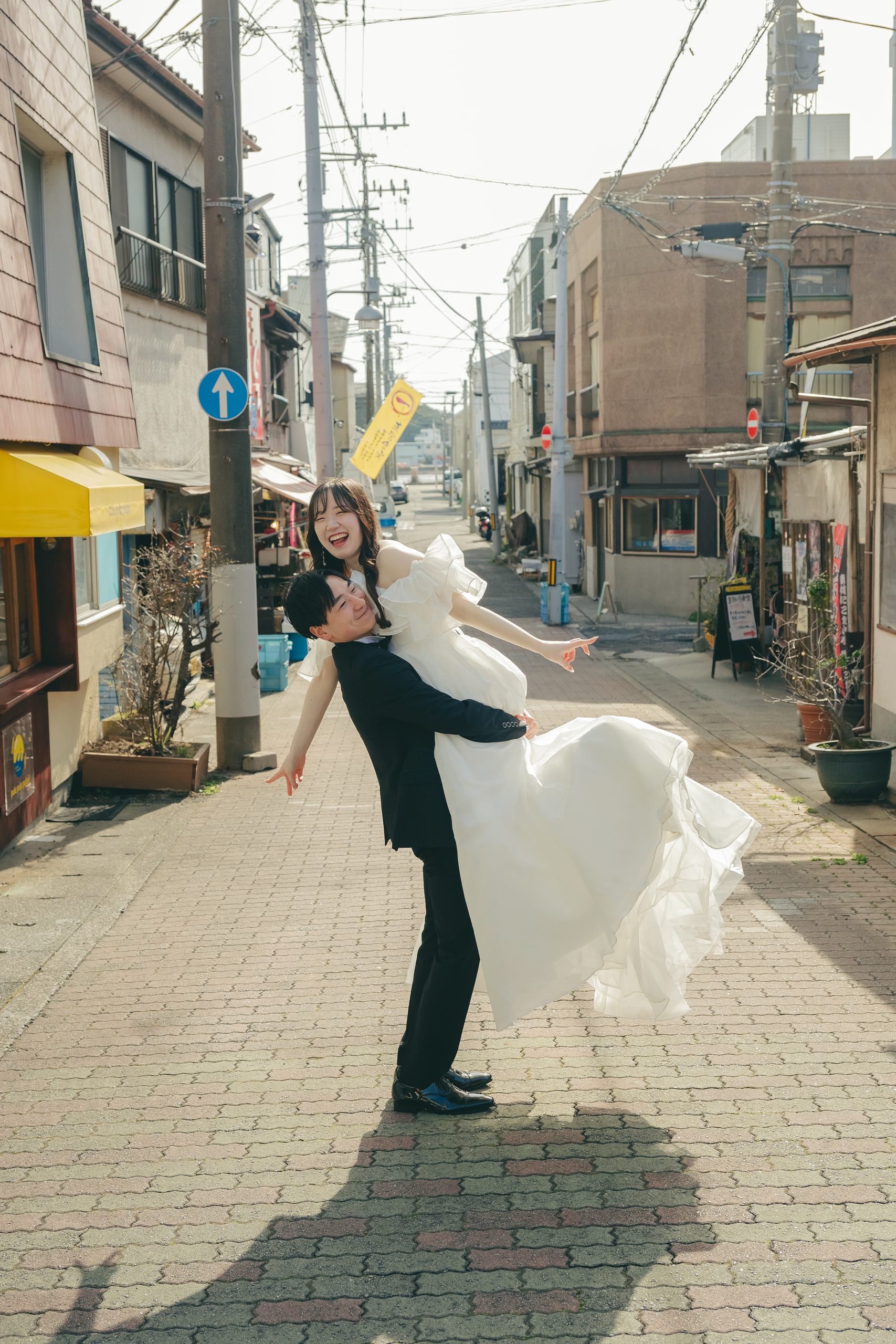 神奈川県三崎でのウェディングフォト撮影で笑顔を見せる新郎新婦