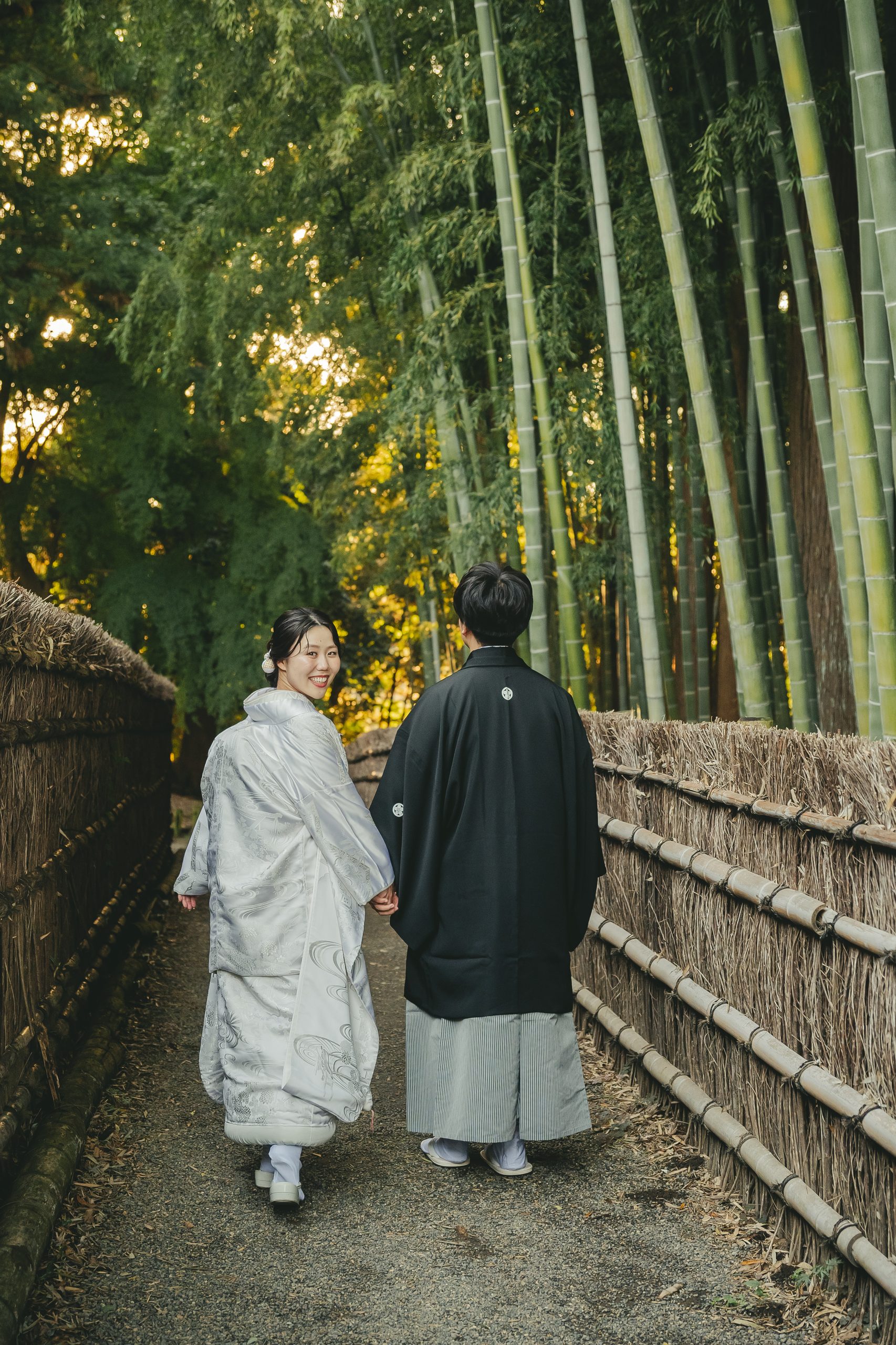 茨城での偕楽園で結婚式前撮りロケーション撮影で笑顔を見せる新郎新婦