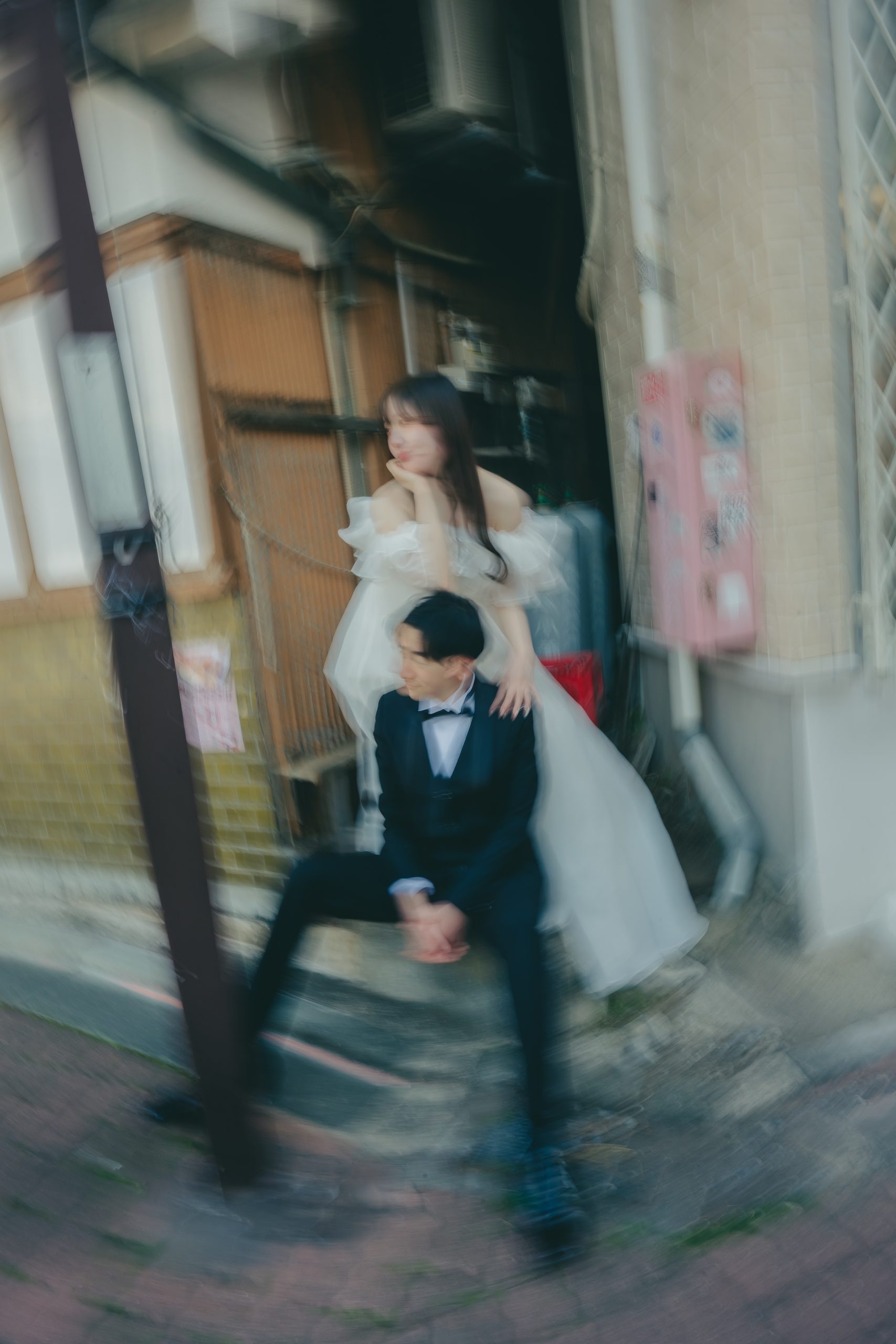 神奈川県三崎でのウェディングフォト撮影で笑顔を見せる新郎新婦
