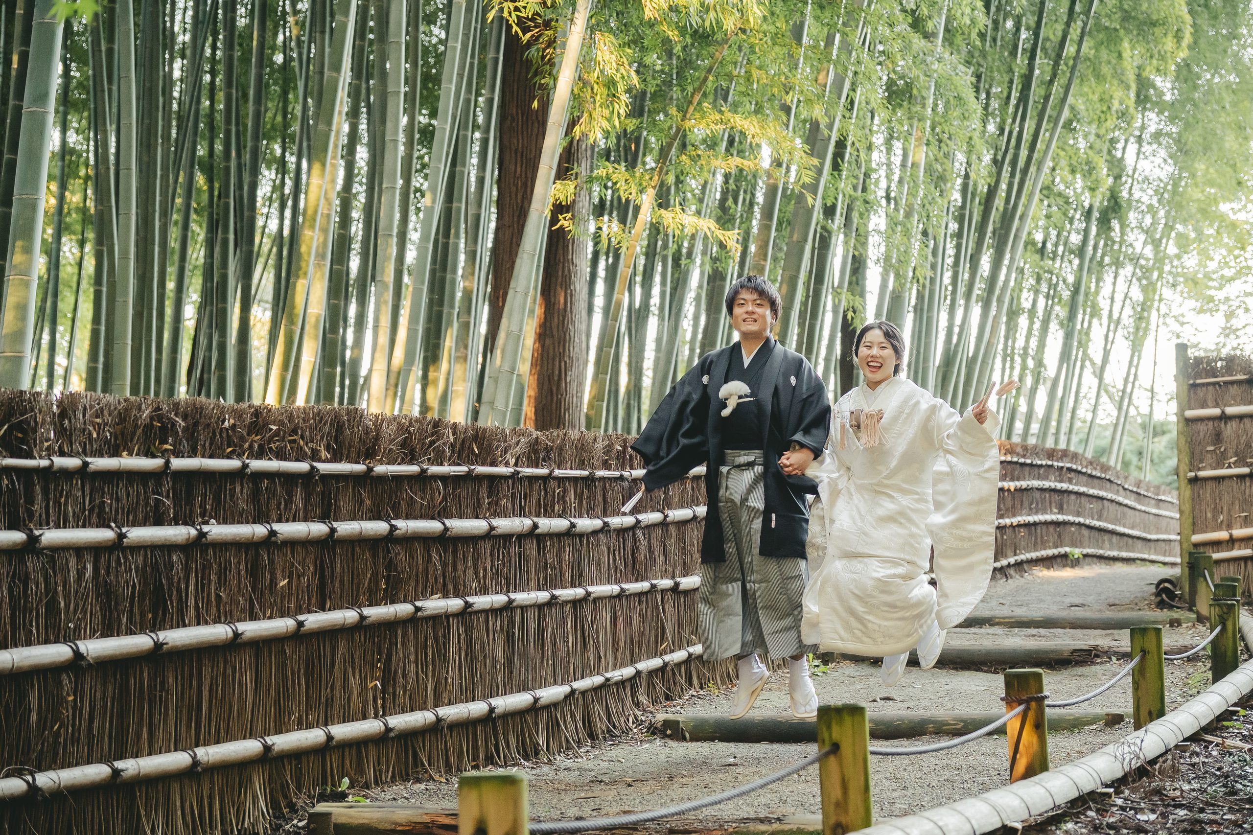 茨城での偕楽園で結婚式前撮りロケーション撮影で笑顔を見せる新郎新婦