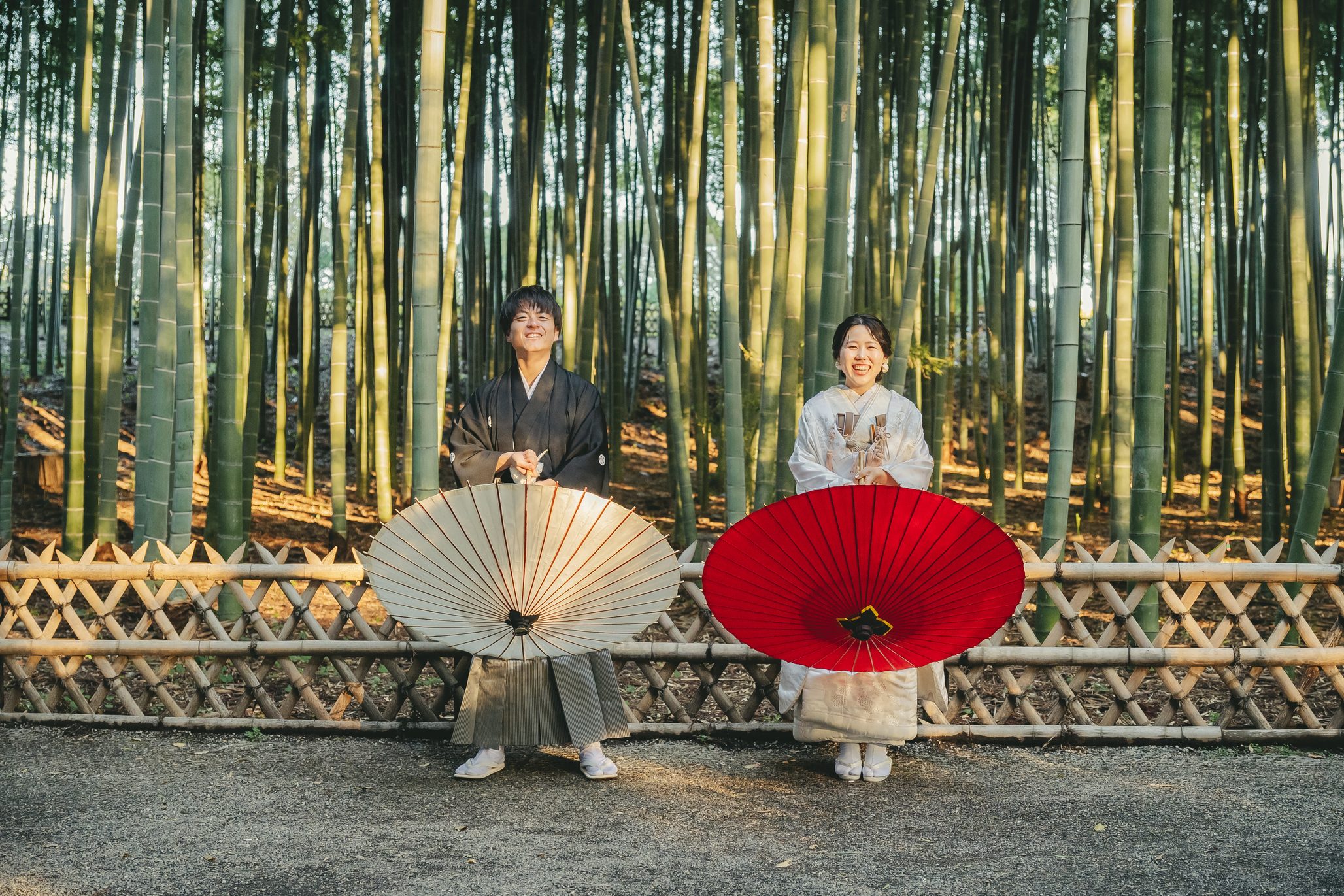 茨城での偕楽園で結婚式前撮りロケーション撮影で笑顔を見せる新郎新婦