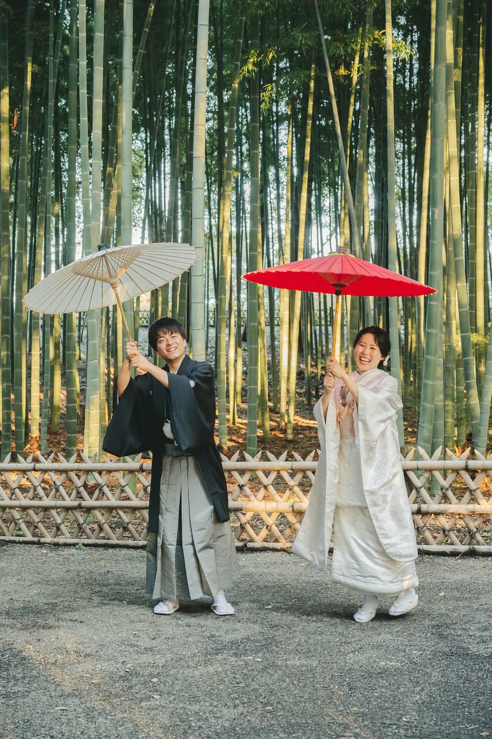茨城での偕楽園で結婚式前撮りロケーション撮影で笑顔を見せる新郎新婦