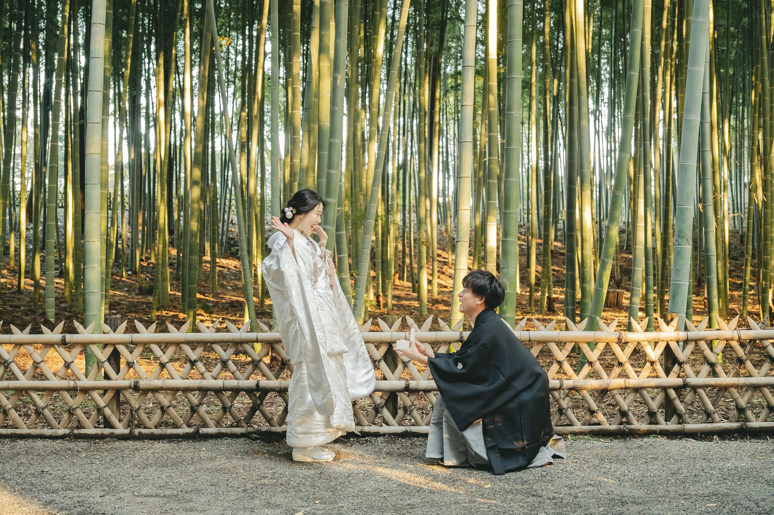 茨城での偕楽園で結婚式前撮りロケーション撮影で笑顔を見せる新郎新婦