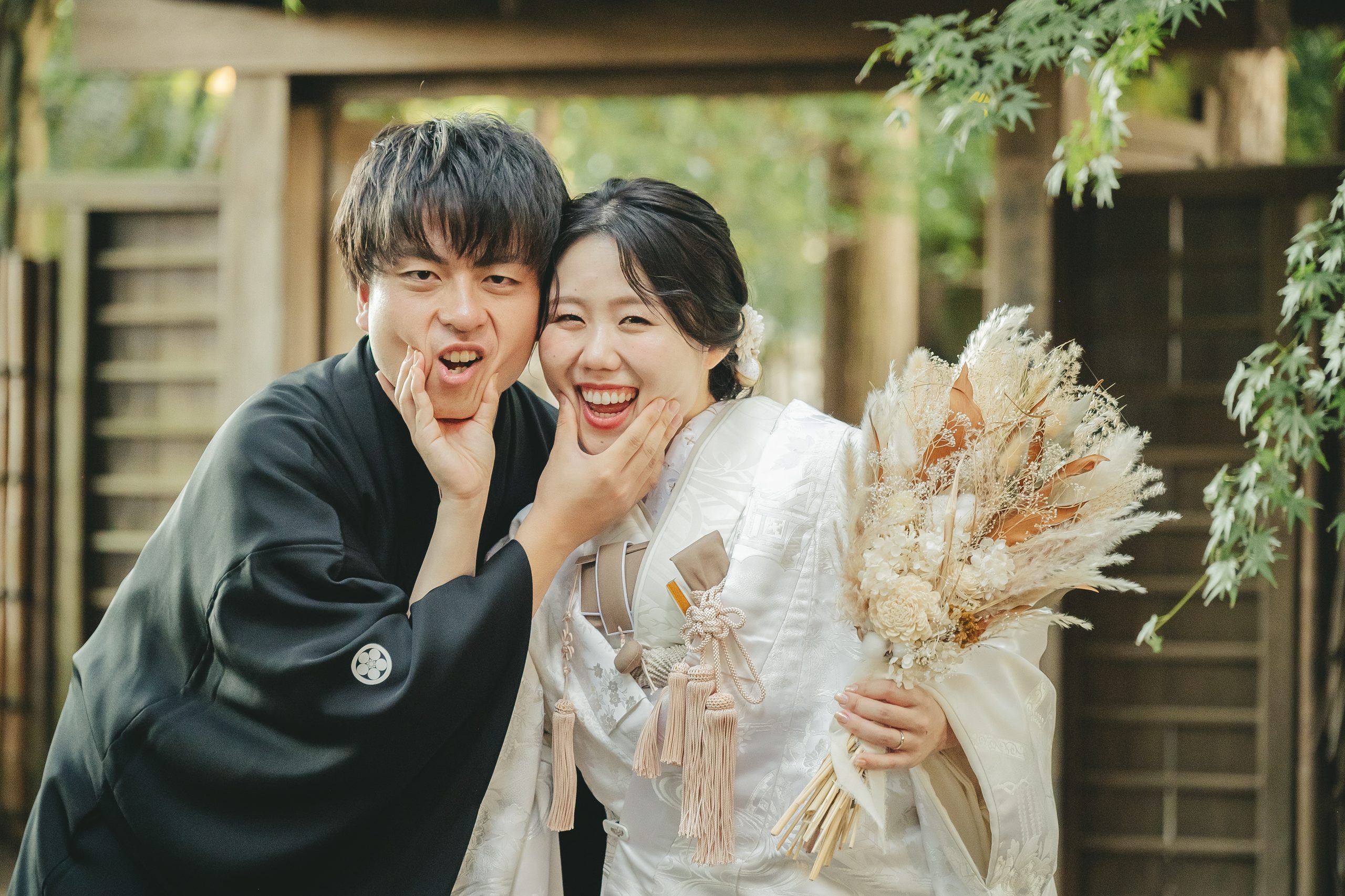 茨城での偕楽園で結婚式前撮りロケーション撮影で笑顔を見せる新郎新婦