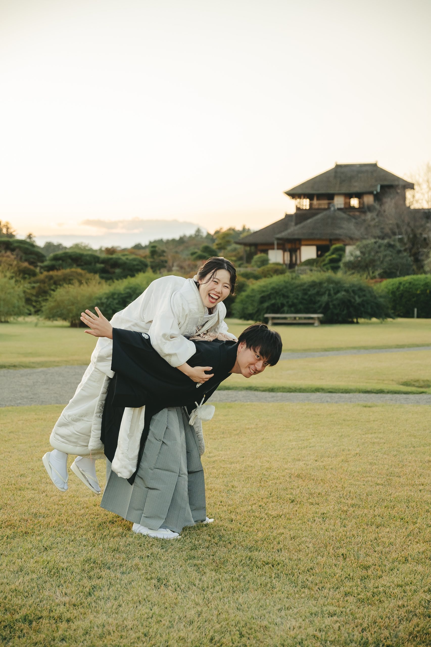 茨城での偕楽園で結婚式前撮りロケーション撮影で笑顔を見せる新郎新婦